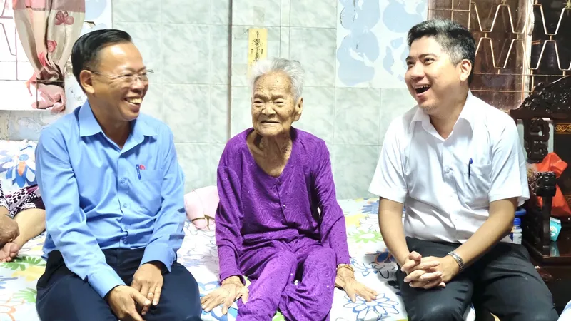 Lãnh đạo TPHCM thăm hỏi gia đình chính sách, người có công