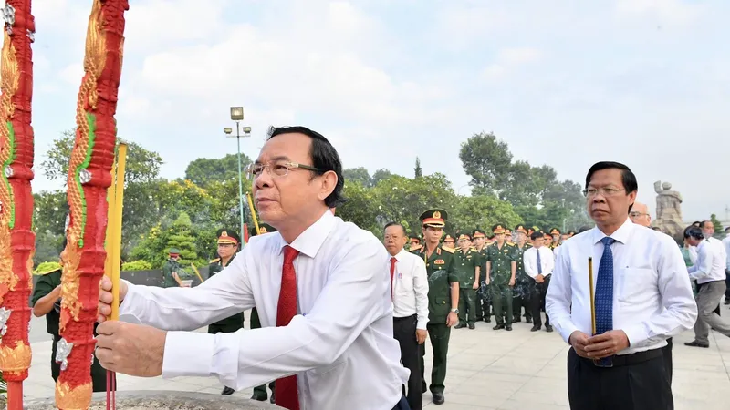 Lãnh đạo TPHCM dâng hương tưởng niệm các anh hùng liệt sĩ