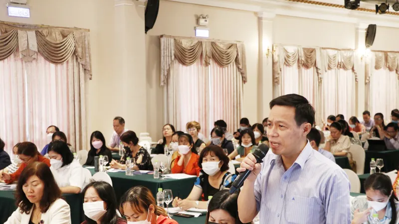 Đại diện doanh nghiệp đặt câu hỏi tại hội nghị