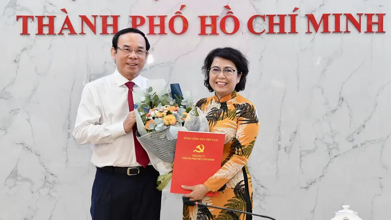 Bí thư Thành ủy TPHCM Nguyễn Văn Nên trao quyết định cho đồng chí Tô Thị Bích Châu. Ảnh: VIỆT DŨNG