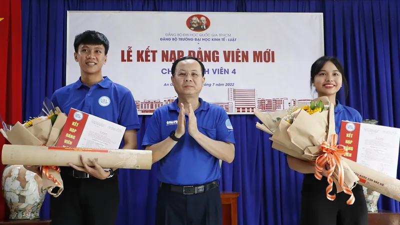 Kết nạp Đảng cho chiến sĩ tình nguyện tại tỉnh An Giang