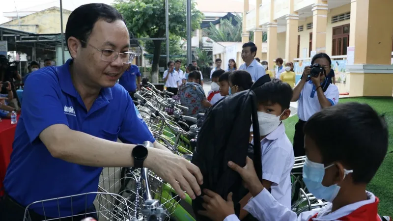 Đồng chí Nguyễn Văn Hiếu động viên các chiến sĩ tình nguyện Mùa hè xanh. Ảnh: NGÔ BÌNH.