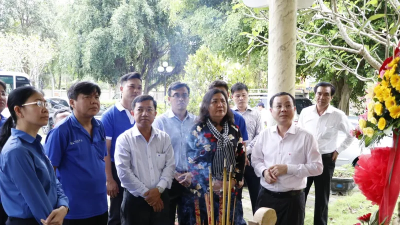Lãnh đạo TPHCM dâng hương, dâng hoa tại Di tích căn cứ Khu ủy Sài Gòn - Gia Định tỉnh Bến Tre