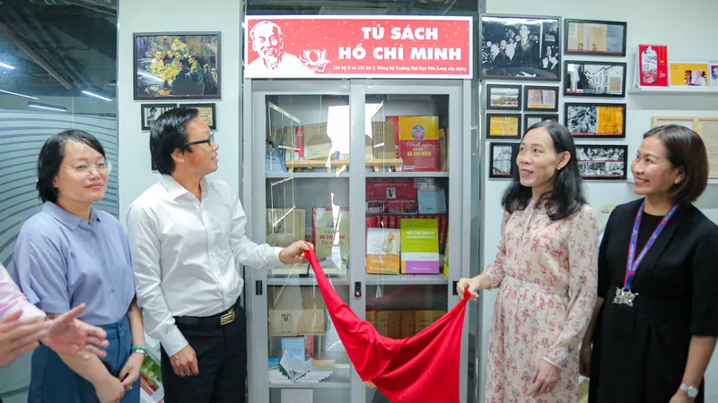 Đưa tư tưởng của Bác đến gần sinh viên hơn với tủ sách “Hồ Chí Minh“