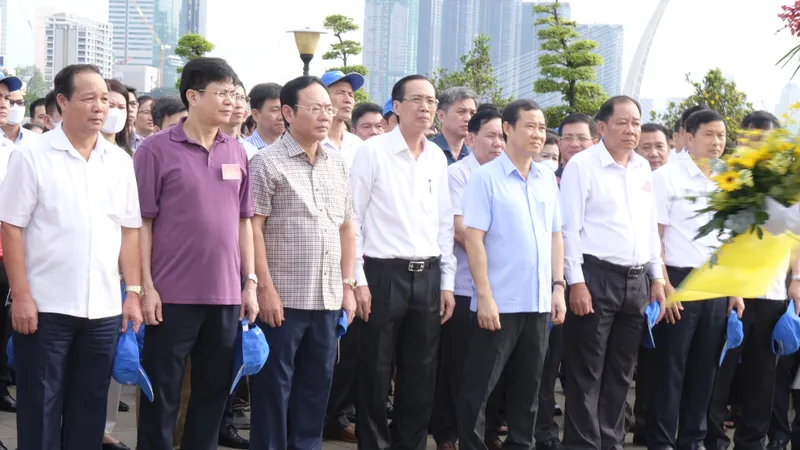 Đoàn đại biểu ngành nội chính Đảng dâng hoa, dâng hương Chủ tịch Hồ Chí Minh