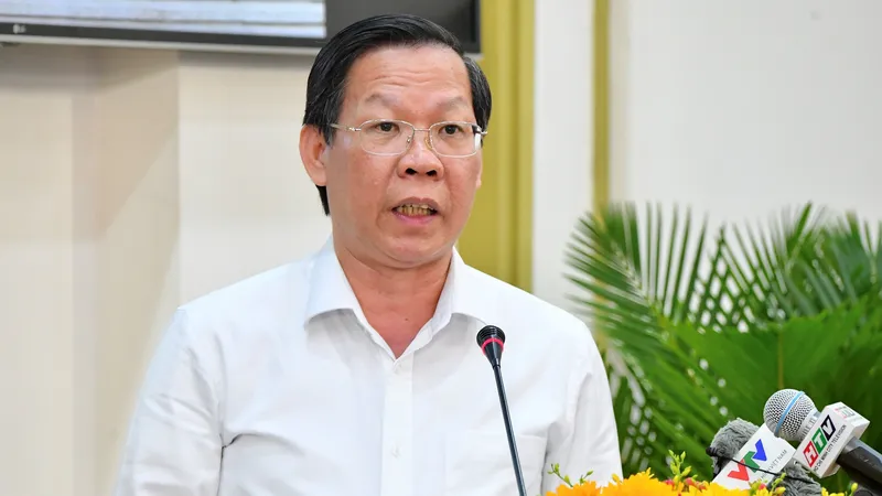Chủ tịch UBND TPHCM Phan Văn Mãi phát biểu tại Phiên họp giải trình. Ảnh: VIỆT DŨNG
