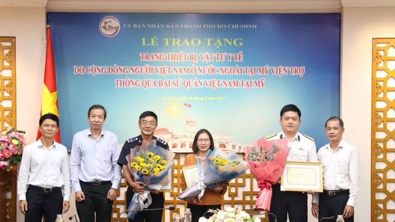 Kiều bào Mỹ tặng trang thiết bị y tế cho các bệnh viện tại TPHCM