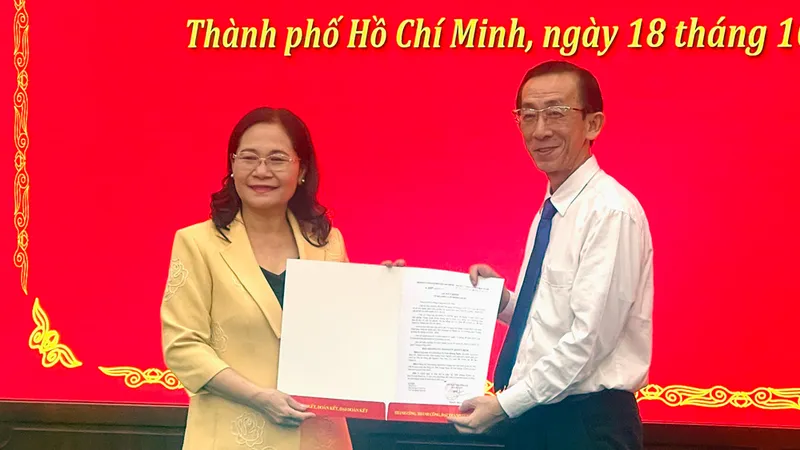 Đồng chí Nguyễn Thị Lệ, Phó Bí thư Thành ủy, Chủ tịch HĐND TPHCM, chủ trì buổi công bố và trao quyết định