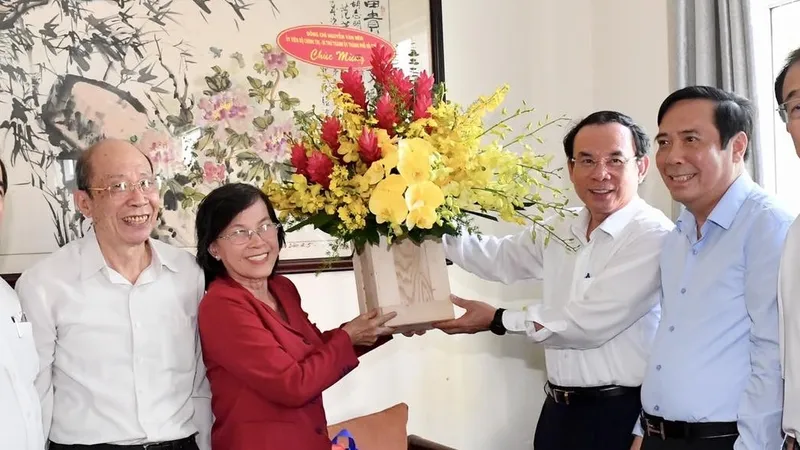 Bí thư Thành ủy TPHCM Nguyễn Văn Nên thăm hỏi người cao tuổi