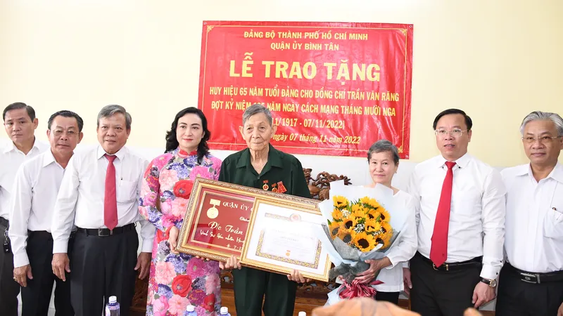 Ghi nhận công lao, lòng thủy chung son sắt của các đồng chí nhận Huy hiệu Đảng