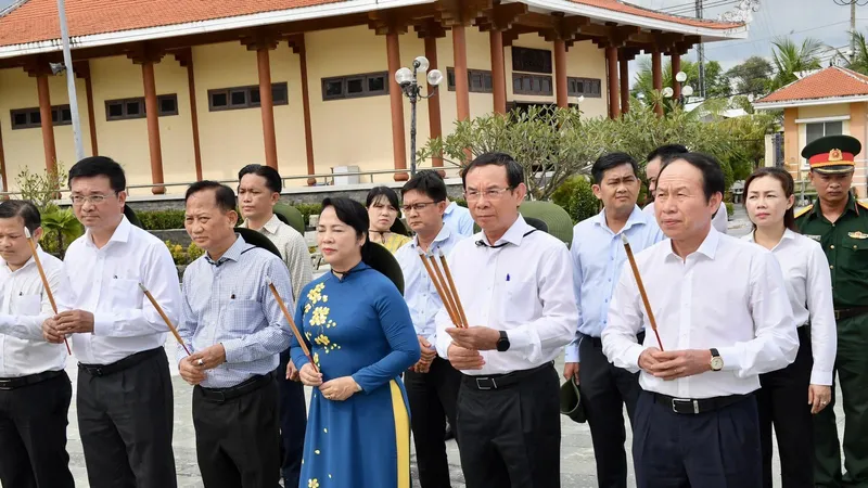 Đoàn đại biểu Trung ương và TPHCM dâng hoa, dâng hương các khu di tích lịch sử tại huyện Bình Chánh