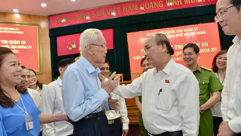  Chủ tịch nước Nguyễn Xuân Phúc trao đổi, thăm hỏi cử tri quận 10 sau buổi tiếp xúc. Ảnh: CAO THĂNG