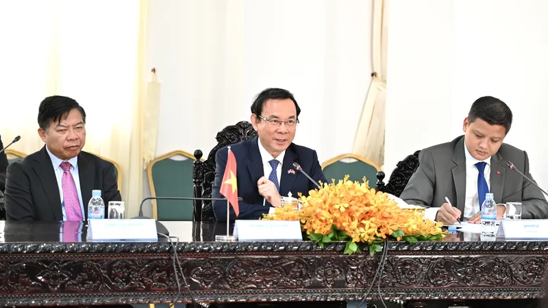 Bí thư Thành ủy TPHCM Nguyễn Văn Nên hội đàm với với Đô trưởng Thủ đô Phnom Penh Khuong Sreng. Ảnh: VĂN MINH