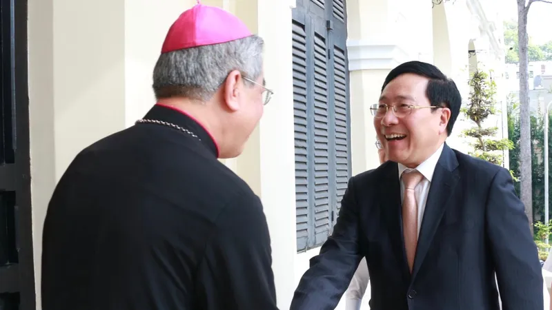 Phó Thủ tướng Thường trực Phạm Bình Minh chúc mừng Giáng sinh tại TPHCM. Ảnh: THU HẰNG