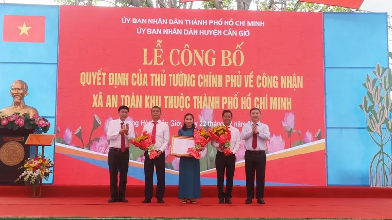 UBND huyện Cần Giờ (TPHCM) tổ chức lễ công bố và đón nhận quyết định của Thủ tướng Chính phủ về công nhận xã Long Hòa là xã An toàn khu thuộc TPHCM.
