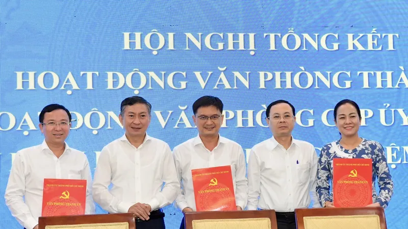 Phó Chánh Văn phòng Trung ương Đảng Lê Khánh Toàn và Phó Bí thư Thành ủy TPHCM Nguyễn Văn Hiếu chứng kiến lễ ký kết quy chế phối hợp giữa Văn phòng Thành ủy TPHCM, Văn phòng UBND TPHCM, Văn phòng Đoàn đại biểu Quốc hội và HĐND TPHCM. Ảnh: VIỆT DŨNG