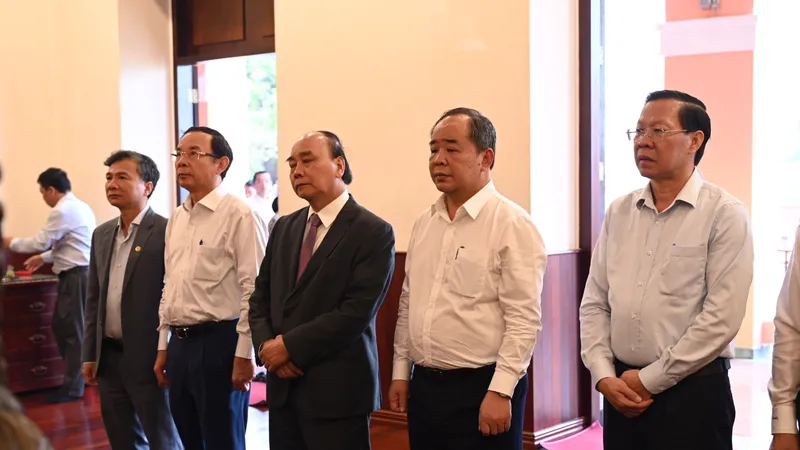 Đoàn lãnh đạo Đảng, nhà nước do Chủ tịch nước Nguyễn Xuân Phúc làm trưởng đoàn đã đến dâng hoa, dâng hương Chủ tịch Hồ Chí Minh và Chủ tịch Tôn Đức Thắng tại Bảo tàng Hồ Chí Minh chi nhánh TPHCM. Ảnh: VĂN MINH