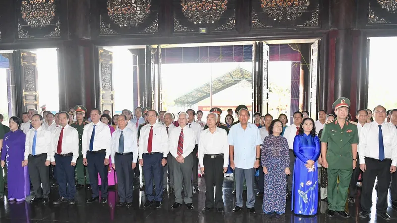 Đoàn lãnh đạo, nguyên lãnh đạo Đảng, Nhà nước và TPHCM dâng hoa, dâng hương tại Đền Tưởng niệm Liệt sĩ Bến Dược, Đền tưởng niệm Khu truyền thống cách mạng Sài Gòn - Chợ Lớn - Gia Định. Ảnh: VIỆT DŨNG