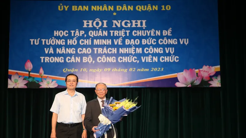 Bí thư Quận ủy quận 10 Lê Văn Minh tặng hoa GS-TS Hoàng Chí Bảo