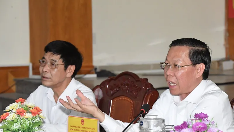 Chủ tịch UBND TPHCM Phan Văn Mãi làm việc với huyện Cần Giờ. Ảnh: VIỆT DŨNG