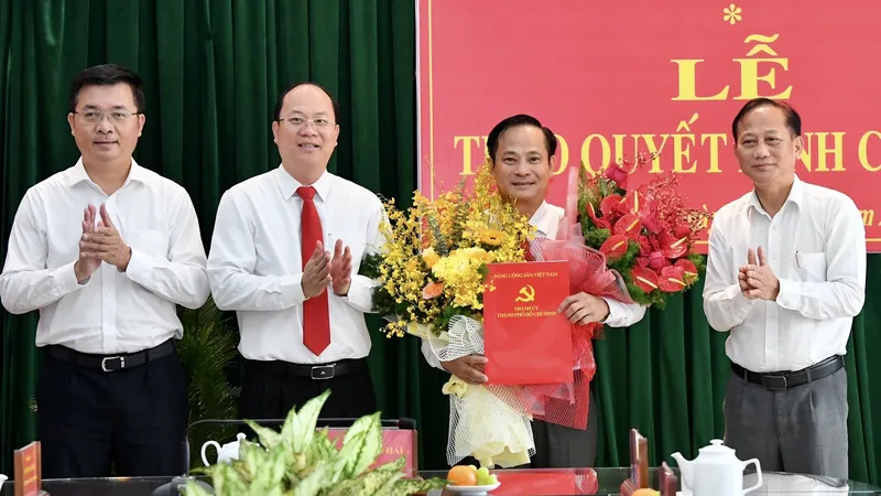 Thành ủy TPHCM trao quyết định cán bộ ở huyện Bình Chánh