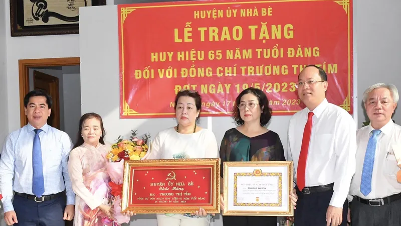 Đồng chí Nguyễn Hồ Hải trao Huy hiệu 65 năm tuổi Đảng cho đồng chí Trương Thị Tím
