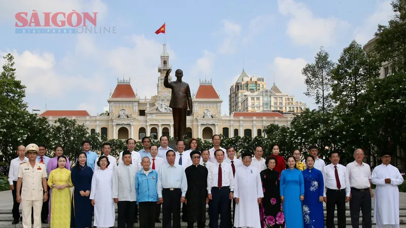 Lãnh đạo TPHCM dâng hương tưởng nhớ Chủ tịch Hồ Chí Minh