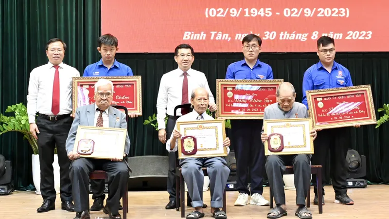 Đảng viên cao tuổi Đảng là tấm gương sáng cho thế hệ trẻ noi theo