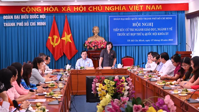 Khó tuyển nhân sự trong ngành giáo dục, y tế ở TPHCM do lương thấp