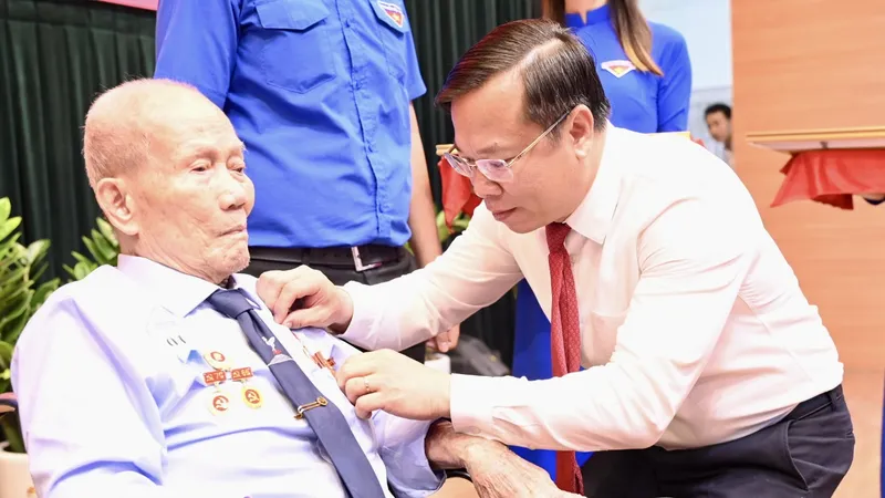 Quận Bình Tân: 62 đảng viên cao tuổi Đảng vinh dự nhận Huy hiệu Đảng