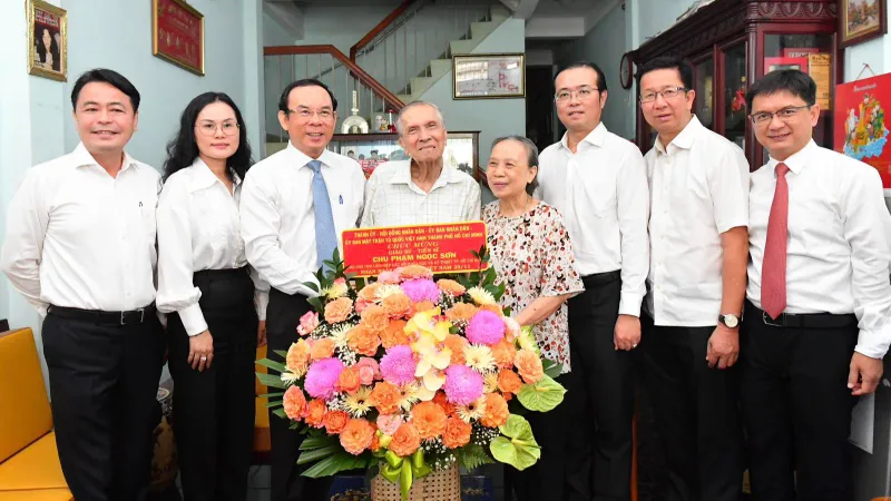 Bí thư Thành ủy TPHCM Nguyễn Văn Nên thăm nhà giáo và gia đình nhà giáo tiêu biểu