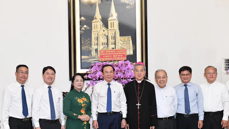 Bí thư Thành ủy TPHCM chúc mừng Giáng sinh tại Tòa Tổng Giám mục Tổng Giáo phận TPHCM