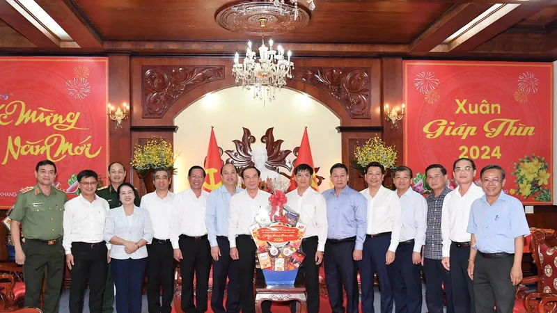 Lãnh đạo TPHCM thăm, chúc tết và tặng quà bà con tỉnh Tây Ninh