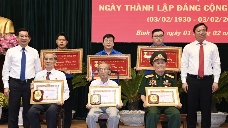 Trân trọng ghi nhận đóng góp của đảng viên cao tuổi Đảng