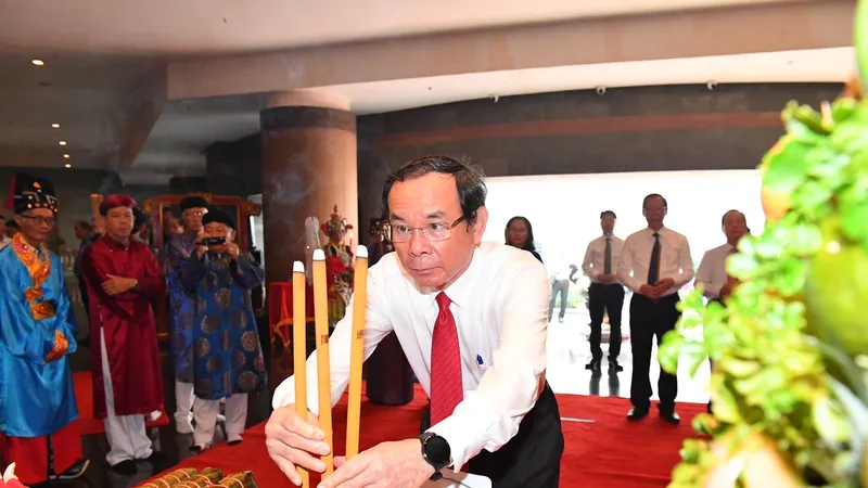Lãnh đạo TPHCM thực hiện nghi thức dâng cúng bánh tét Quốc tổ Hùng Vương