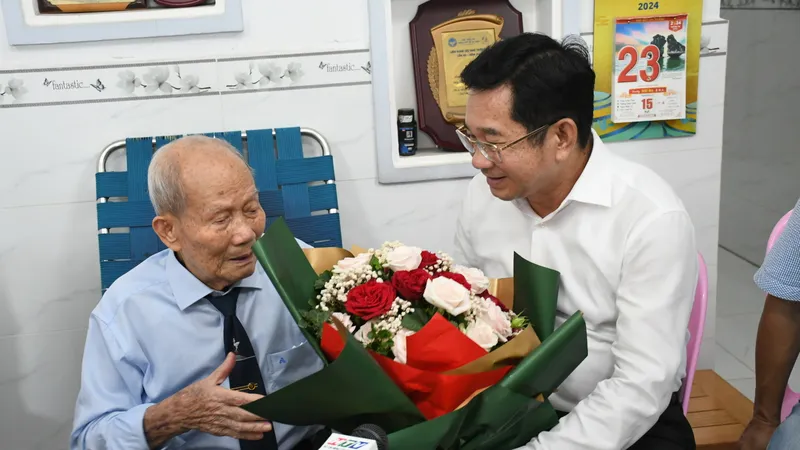 Chủ nhiệm Ủy ban Kiểm tra Thành ủy TPHCM Dương Ngọc Hải thăm hỏi các chiến sĩ Điện Biên