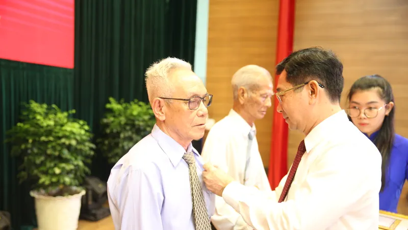 Chủ nhiệm Ủy ban Kiểm tra Thành ủy TPHCM Dương Ngọc Hải trao Huy hiệu Đảng tại quận Bình Tân