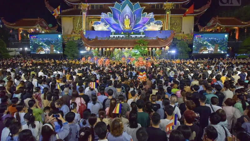 Hàng ngàn người cung rước Đức Phật 