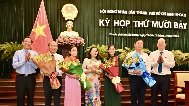 Chủ tịch UBND TPHCM Phan Văn Mãi, Phó Bí thư Thường trực Thành ủy Nguyễn Hồ Hải và Chủ tịch HĐND TPHCM Nguyễn Thị Lệ tặng hoa chúc mừng các đồng chí được bầu giữ chức vụ. Ảnh: VIỆT DŨNG
