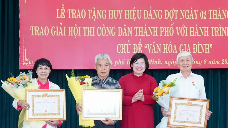 Đảng ủy Khối Dân - Chính - Đảng TPHCM trao Huy hiệu Đảng đến 29 đảng viên