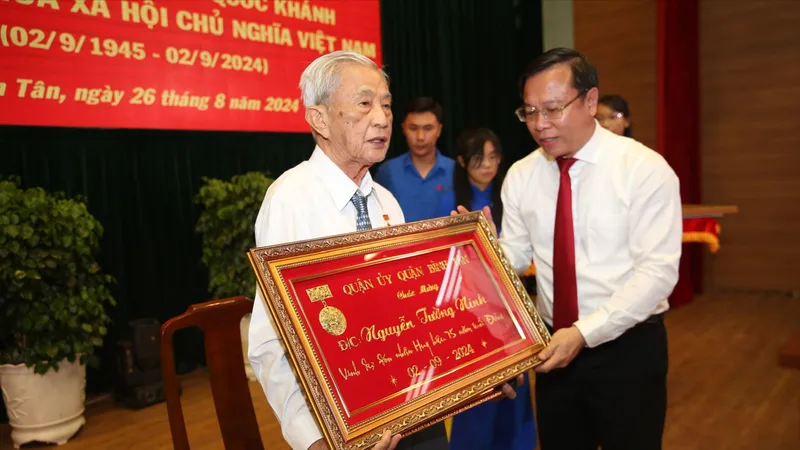Quận Bình Tân trao Huy hiệu Đảng đến 120 đồng chí đảng viên