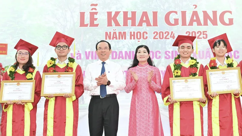 Bí thư Thành ủy TPHCM Nguyễn Văn Nên dự lễ khai giảng tại Trường THPT chuyên Lê Hồng Phong