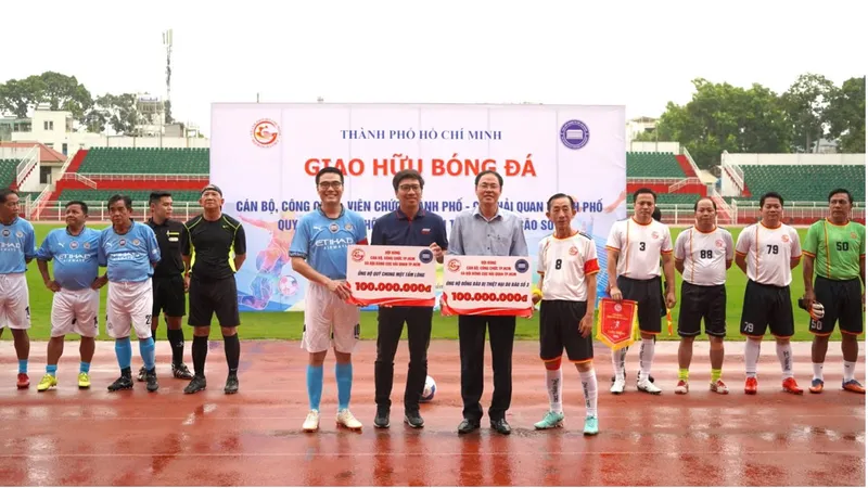 Đội bóng đá cán bộ, công chức TPHCM đá giao hữu quyên góp ủng hộ người dân vùng bão lũ