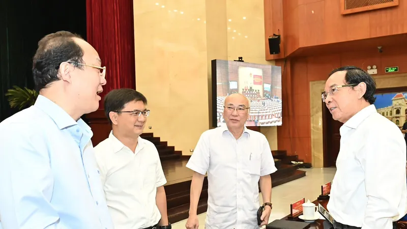 Bí thư Thành ủy TPHCM Nguyễn Văn Nên trao đổi với các đại biểu dự Hội nghị toàn quốc quán triệt, triển khai tổng kết việc thực hiện Nghị quyết số 18.