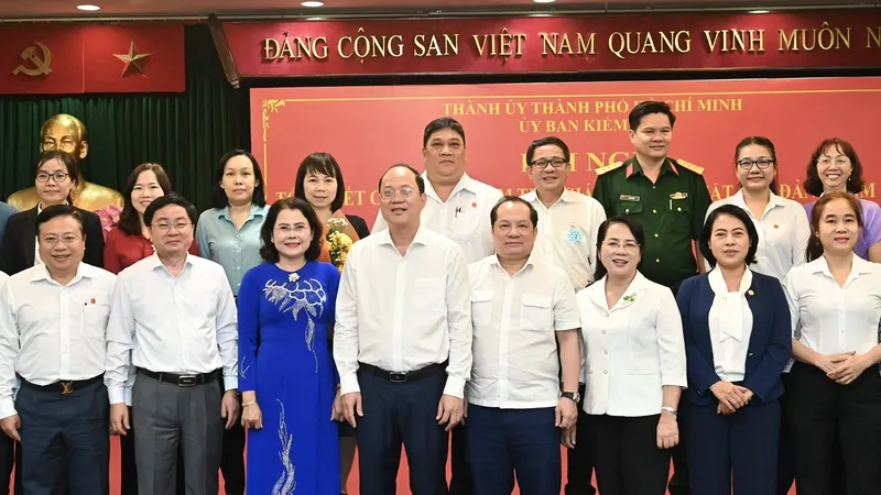 Phó Chủ nhiệm UBKT Trung ương Nguyễn Văn Quyết và Phó Bí thư Thường trực Thành ủy TPHCM Nguyễn Hồ Hải dự hội nghị