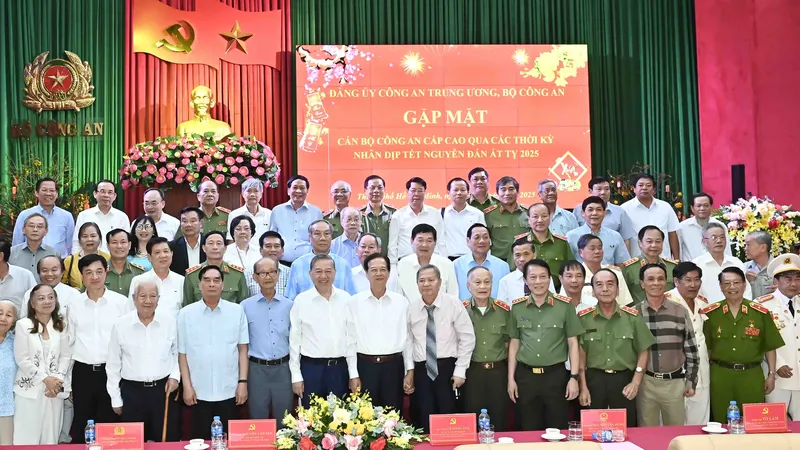 Tổng Bí thư Tô Lâm gặp mặt cán bộ công an cấp cao qua các thời kỳ