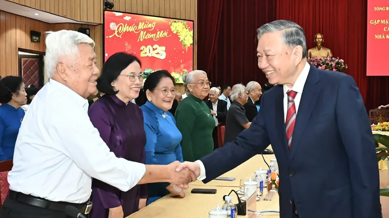 Tổng Bí thư Tô Lâm gặp mặt nguyên lãnh đạo và đại biểu trí thức, nhà khoa học, văn nghệ sĩ phía Nam