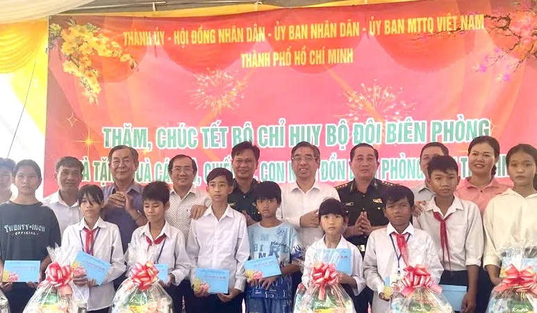 Lãnh đạo TPHCM chúc tết, tặng quà đến cán bộ, chiến sĩ, con nuôi Đồn Biên phòng tỉnh Trà Vinh