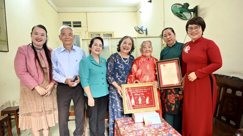 Cụ bà 100 tuổi vui mừng nhận Thiếp mừng thọ 100 tuổi của Chủ tịch nước