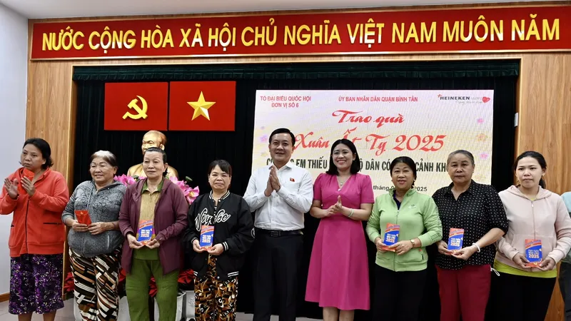 Đại biểu Quốc hội TPHCM trao quà tết đến các em học sinh, hộ dân có hoàn cảnh khó khăn